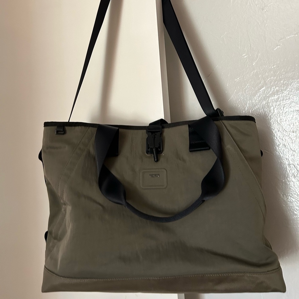 TUMI Alpha tote
Olive green